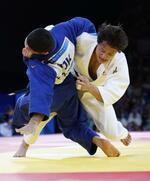　男子６６キロ級準々決勝　タジキスタン選手（左）に合わせ技で一本勝ちする阿部一二三＝パリ（共同）