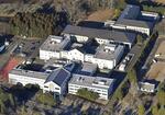 　外国人が収容される東日本入国管理センター。居室の窓には鉄格子や目隠しが施されている＝２０１９年１２月、共同通信社ヘリから