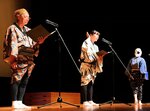 三朝温泉発見の白狼伝説にちなんだ物語を熱演する出演者＝１９日、三朝町総合文化ホール