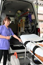 乗降用リフト装置を操作する上野代表