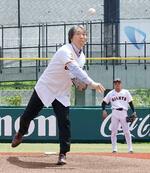 　イースタン・リーグ、ＤｅＮＡ戦で始球式を務める松井秀喜さん＝東京都稲城市のジャイアンツタウンスタジアム