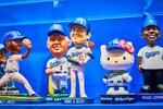 　ドジャースと大リーグ機構が開催する展覧会に展示された大谷翔平（中央）らの首振り人形＝東京都港区（（Ｃ）ドジャース・エクスペリエンス展）