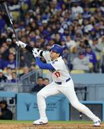 　ブレーブス戦の６回、右前打を放つドジャース・大谷＝ロサンゼルス（共同）