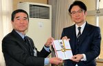 伊達市長に目録を手渡す角谷社長（右）