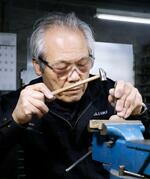 　すしオブジェの着色前の仕上げを担当した浦島俊秀さん＝２０２５年４月１６日、富山県高岡市
