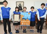 うみぽす甲子園で審査員特別賞に輝いた青谷ごみ当番のメンバーら＝１４日、鳥取市青谷町青谷の青谷高