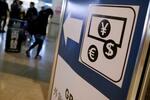 　成田空港の外貨両替所＝２０１６年（ロイター＝共同）