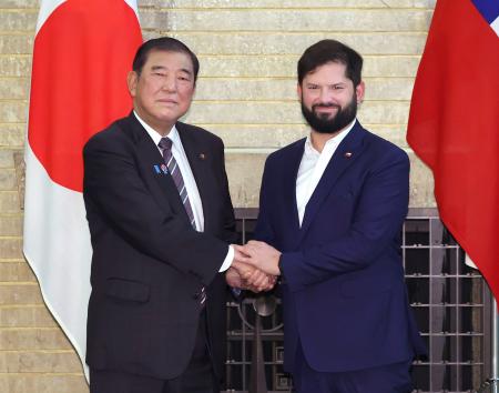 　チリのボリッチ大統領（右）と握手する石破首相＝１１日午後、首相公邸（代表撮影）