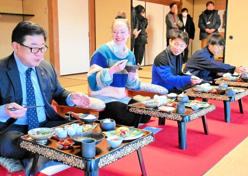 大正天皇が食べたとされる朝食の再現メニューを味わう参加者ら＝２４日、倉吉市仲ノ町の飛龍閣