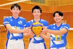 高校３年間の集大成として春高バレーに挑む（左から）谷口さん、井上さん、西崎さん＝鳥取県北栄町の鳥取中央育英高