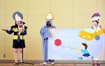 余子小で啓発活動を行う境港交通安全レディースクラブのメンバー