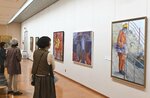 県内作家の力作に見入る来場者ら＝１日、倉吉博物館