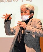 地質学の観点から風力発電事業の課題を挙げる越智さん＝１日、伯耆町宇代の鬼の館ホール