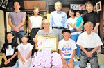 親族や浜上町長らに１００歳を祝福される西上さん（前列中央）＝２３日、香美町香住区若松