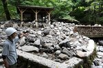 大きな岩で覆われた雨滝の公園内＝２８日、鳥取市国府町雨滝