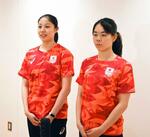 　パリへ出発前に取材に応じるアーティスティックスイミング日本代表の比嘉もえ（左）と佐藤友花＝２５日、羽田空港