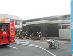 消火活動に当たる消防隊＝１４日午後、鳥取市国府町宮下