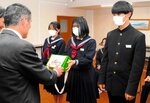 伊達市長（左）に義援金を手渡す中学生