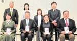 目録を受け取った代表者ら