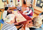 １周年を迎えた「き楽」で会話を弾ませる来訪者