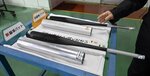 旧基準のバット（奥）と並べて展示された新基準の金属バット＝横浜市のバット製造工場
