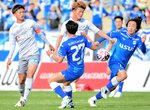 鳥取－沼津　ガイナーレは前半から富樫（中央）がゴールに迫る＝愛鷹広域公園多目的競技場