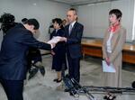 　兵庫県知事の疑惑告発文書問題で調査報告書を提出する第三者委のメンバー＝１９日午後、兵庫県庁