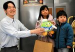 掃部館長（左）から記念品を贈られる長谷川依穏ちゃん＝３日、境港市の夢みなとタワー