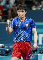 　男子シングルス３回戦で勝利しガッツポーズする張本智和＝パリ（共同）