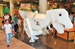 開館２９周年を記念してやってきたティラノサウルスの「シロ」（右）＝７日、鳥取市西町３丁目のわらべ館