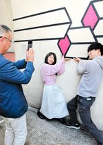 立体的に見える壁画。下から支えるように片手や両手を添えるのがポイント＝新温泉町湯の湯村温泉街