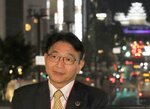 姫路城（右上）の外国人入場料について、姫路市で記者団の取材に応じる清元秀泰市長＝１７日夜