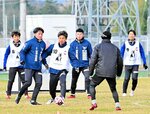 ミニゲームで汗を流す選手ら＝オールガイナーレＹＡＪＩＮフィールド