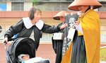 募金箱に浄財を入れる親子＝１日、ＪＲ鳥取駅前