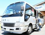 買い物を終え、送迎バスに乗り込む利用者＝２６日、倉吉市西倉吉町のＪＡ鳥取中央旬菜プラザ満菜館