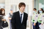 　公判のため裁判所に入る上村謙信被告＝１５日、香港（共同）