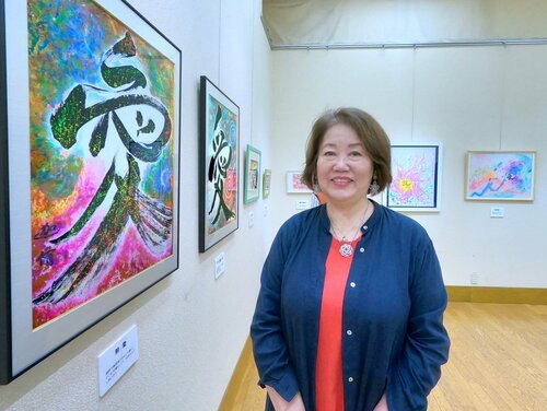 挑戦から生まれた力作を紹介する迦侑さん