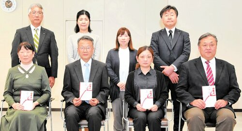 目録を受け取った代表者ら