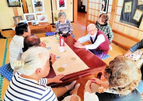 １周年を迎えた「き楽」で会話を弾ませる来訪者
