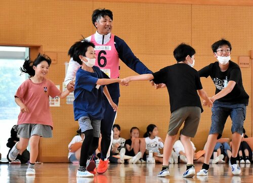 全力で体を動かして公園遊びのノウハウを学ぶ児童ら