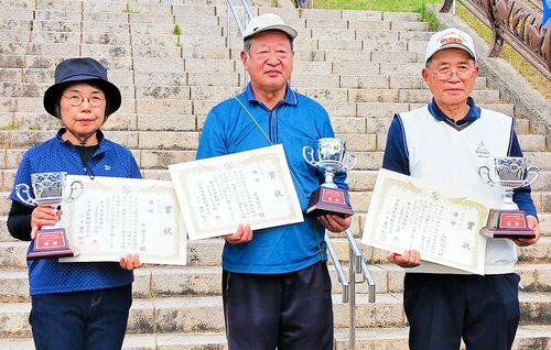 優勝した（左から）景山さん、足立さん、山根さん＝１４日、湯梨浜町泊の潮風の丘とまり