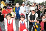妖怪に仮装して行進する参加者