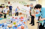 紙の魚釣りを楽しむ高齢者たち