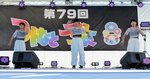 ステージでダンスを踊る出場者＝２１日、境港市大正町