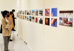 クラブ員らの作品が並ぶ会場＝１２日、米子市美術館