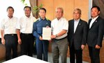 要望書を平井知事（左から３人目）に手渡す浜崎会長＝鳥取県庁