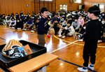 憧れの大谷選手から届いたグラブでキャッチボールをする児童ら＝９日、智頭町の智頭小