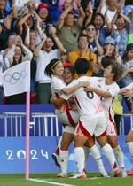 　日本―ブラジル　試合終了間際、決勝ゴールを決め、祝福される谷川（左から２人目）＝パリ（共同）