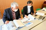 １１月の完成を目指し資料の確認などをする若林さん（左）と田中さん