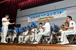 ４年ぶりに再開したコンサートで熱のこもった演奏を披露する県警音楽隊＝２４日、県庁講堂
